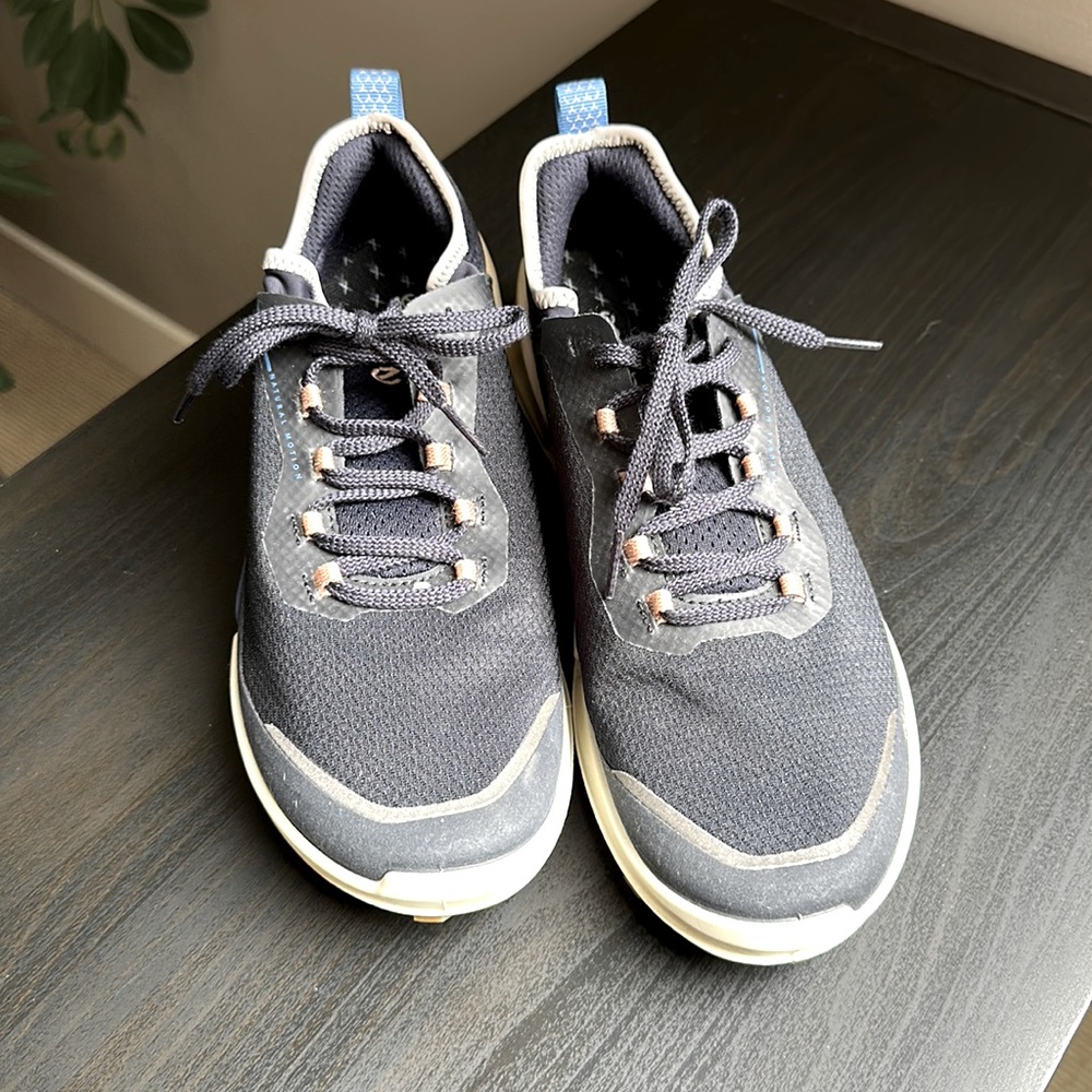 Ecco Women's Sneakers - Navy & Cream EUC